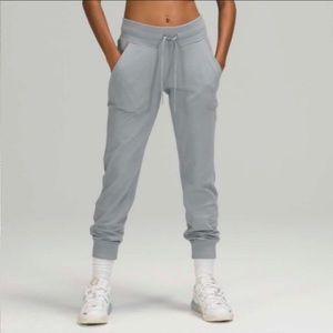 Lululemon Ready to Rulu Jogger 7/8
Rhino Grey